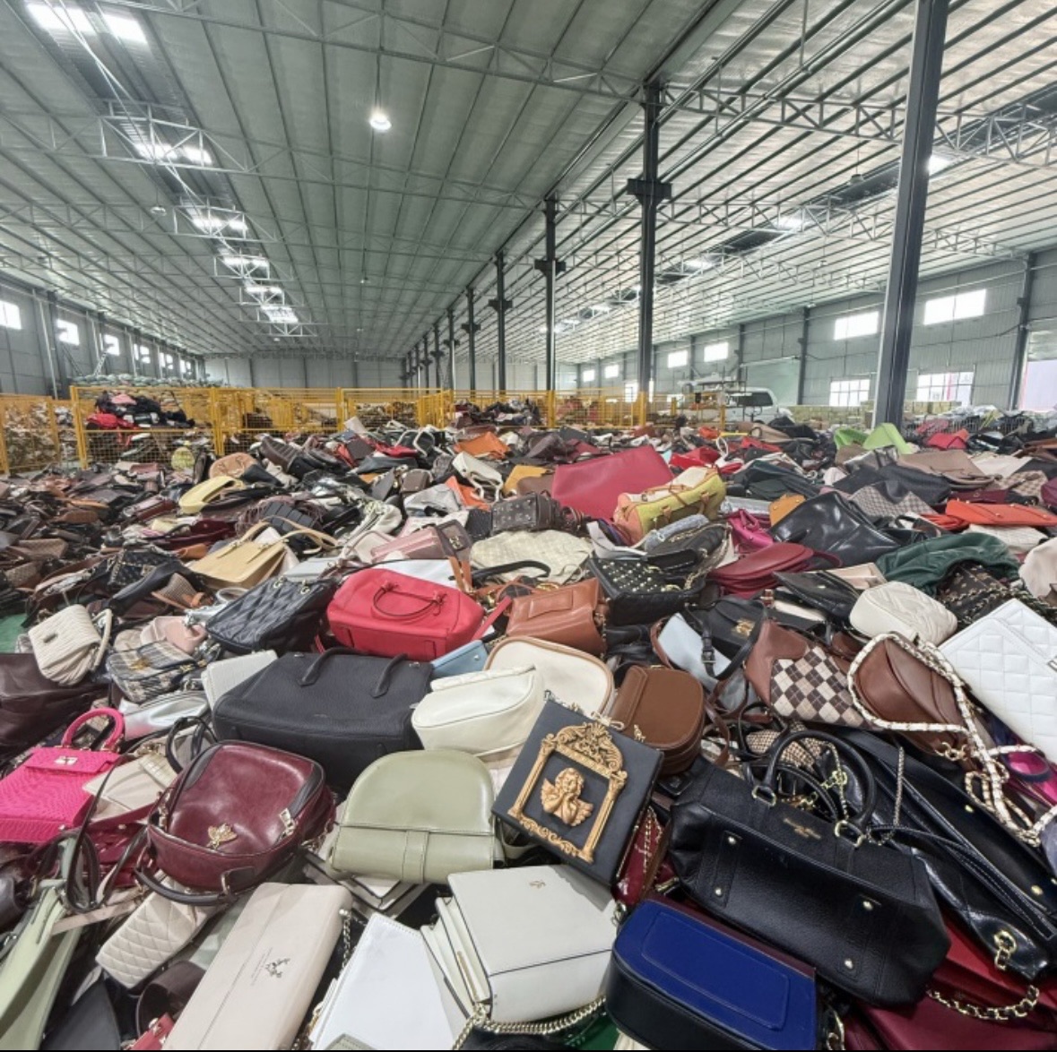 PLB Supplier warehouse with large volume of preloved bags